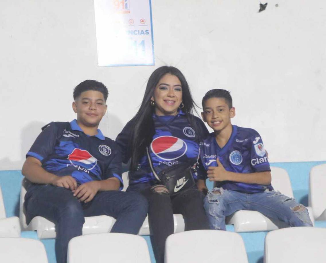 ¡LINDA FOTO! Así posó este tridente de aficionados del Ciclón Azul a las cámaras de Diario LA PRENSA. 