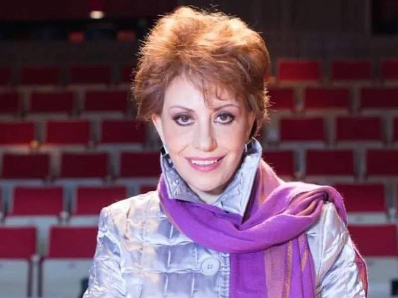 Amparo Rubín nació en Puebla, México.