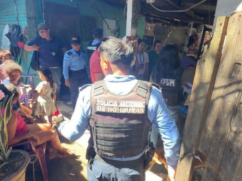 Personal de Medicina Forense y de la Fiscalía realizaron el levantamiento del cuerpo en la casa de la niña fallecida para investigar su muerte.