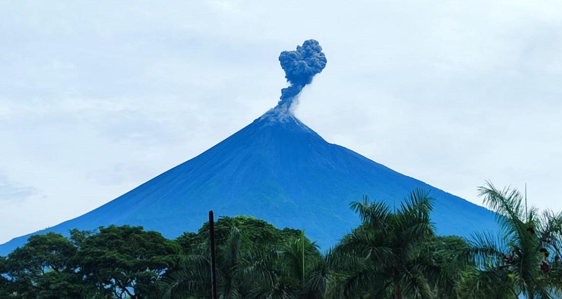 Volcán de Fuego expulsa gas y ceniza en Guatemala