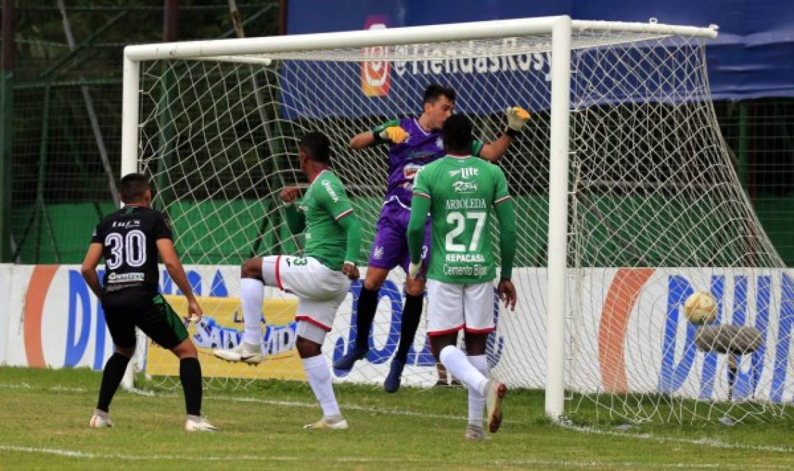 El cabezazo de Costly venció al portero argentino German Yacaruzo.