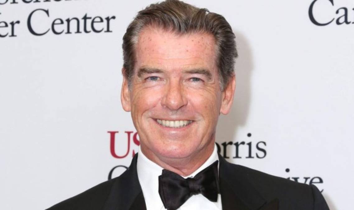 Pierce Brosnan <br/><br/>El actor creció en Irlanda y desde pequeño ha sido católico devoto. De hecho, atribuye a su fe la capacidad de superar momentos de mucho sufrimiento, duda y miedo.<br/><br/>Así ocurrió cuando perdió a su primera esposa, en 1991, y después a su hija adoptiva, en 2013, y después cuando su hijo tuvo un accidente automovilístico del que, que por suerte, salió con vida.<br/><br/>'La oración me ayudó con la pérdida de mi esposa por el cáncer y de un hijo que también tuvo momentos difíciles. Ahora, orar me ayuda a ser padre, actor y hombre. Al final del día, necesitas de algo y para mí es Dios, Jesús, mi doctrina católica y mi fe', expresó al sitio irlandés RTE. <br/>