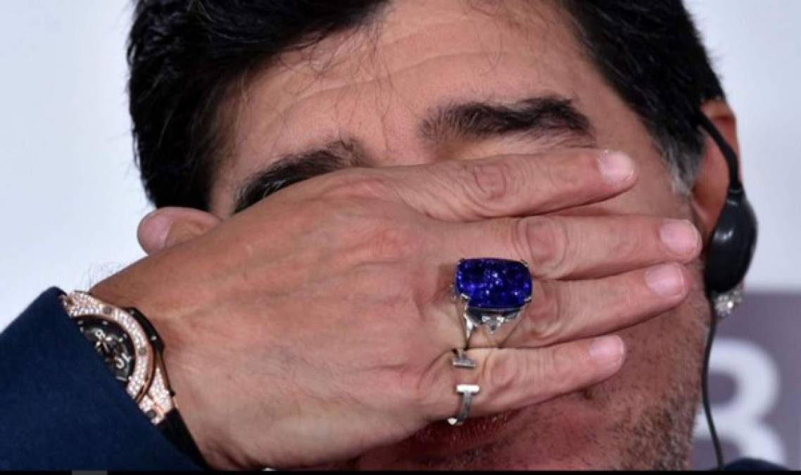 En Bielorusia, Maradona había recibido un valioso obsequio que –si bien no utilizaba- conservaba hasta la actualidad. Se trata de un magnífico anillo de brillantes de un valor de 300.000 euros.