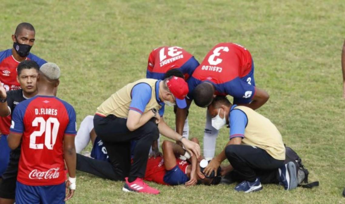 Los médicos del Olimpia atienden a Carlos Pineda tras recibir un codazo de Selvin Guevara.