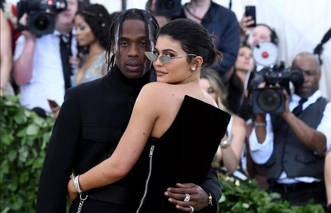 Kylie Jenner defiende a Travis Scott tras la tragedia en su concierto de Texas