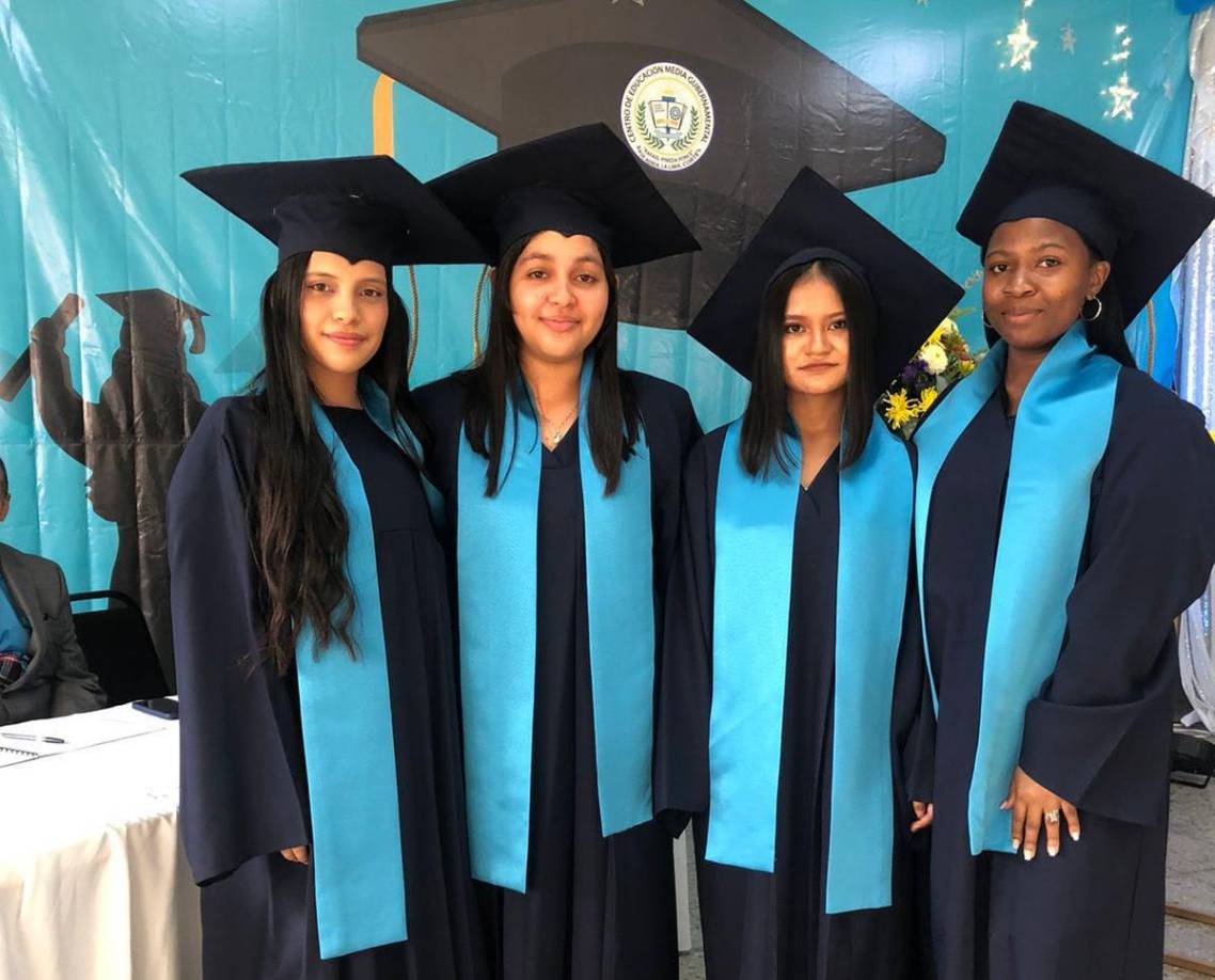 Las chicas posaron por última vez como estudiantes de educación secundaria y se preparan para otra etapa de sus vidas, la universidad.