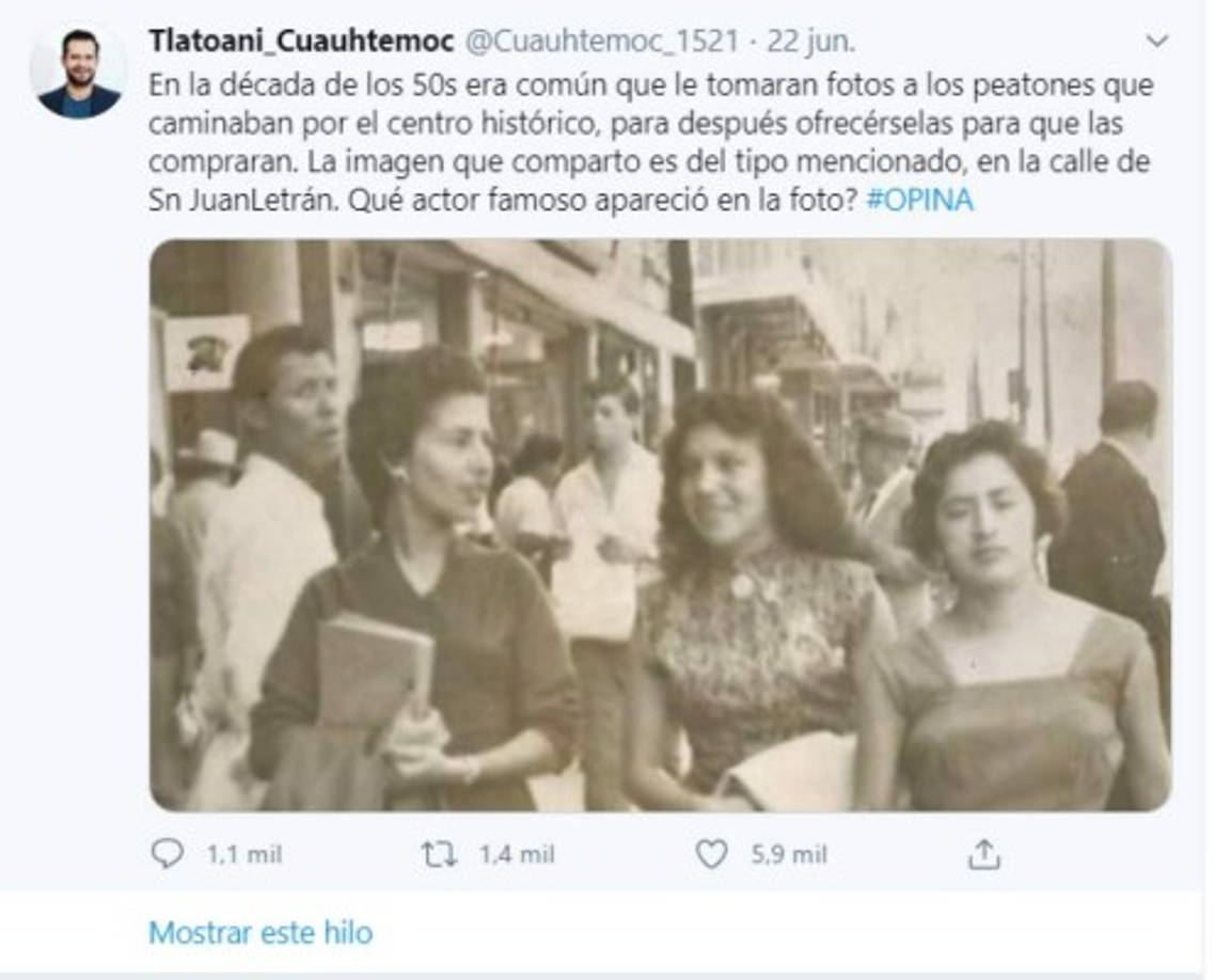 “En la década de los 50 era común que le tomaran fotos a los peatones que caminaban por el Centro Histórico, para después ofrecérselas para que las compraran” escribió el internauta. “La imagen que comparto es del tipo mencionado, en la calle de San Juan de Letrán. ¿Qué actor famoso apareció en la foto?”, escribió Tlatoani.