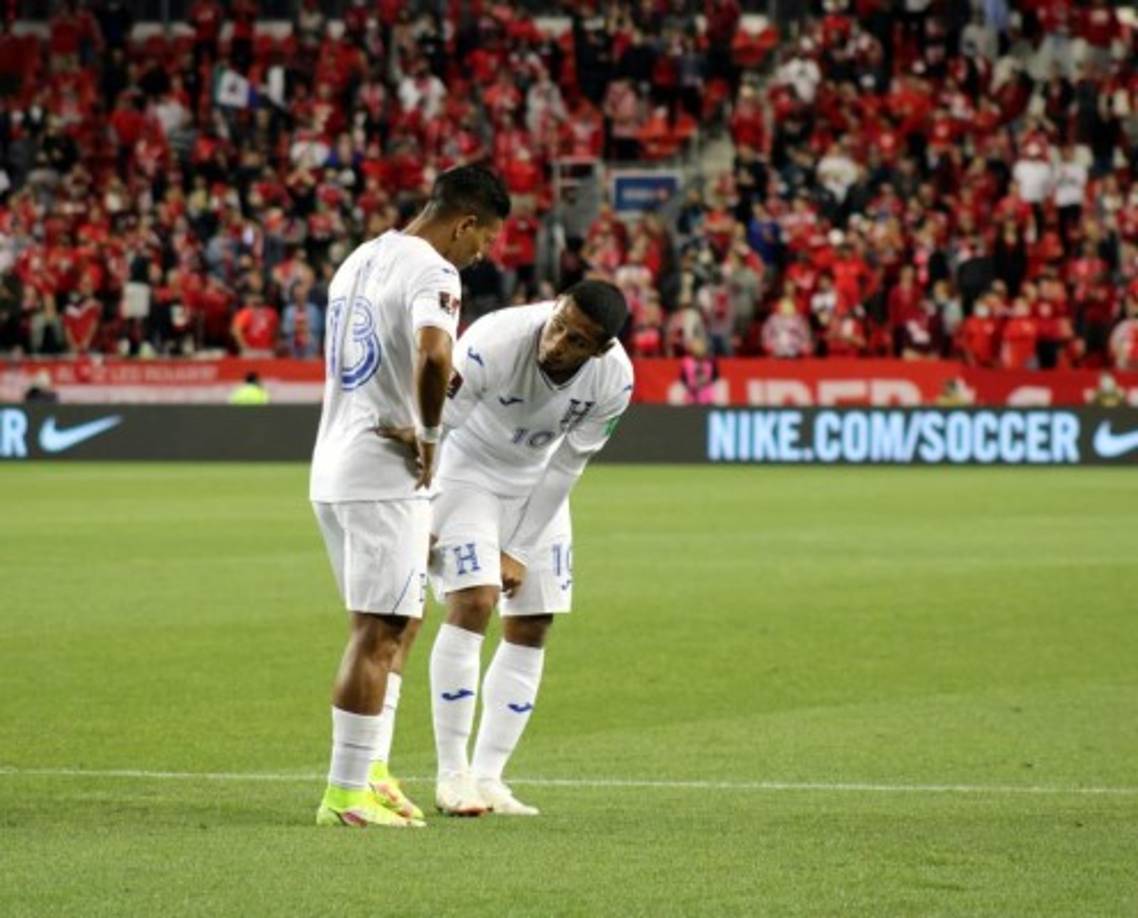 Bryan Moya y Alex López dialogando antes del inicio del partido.