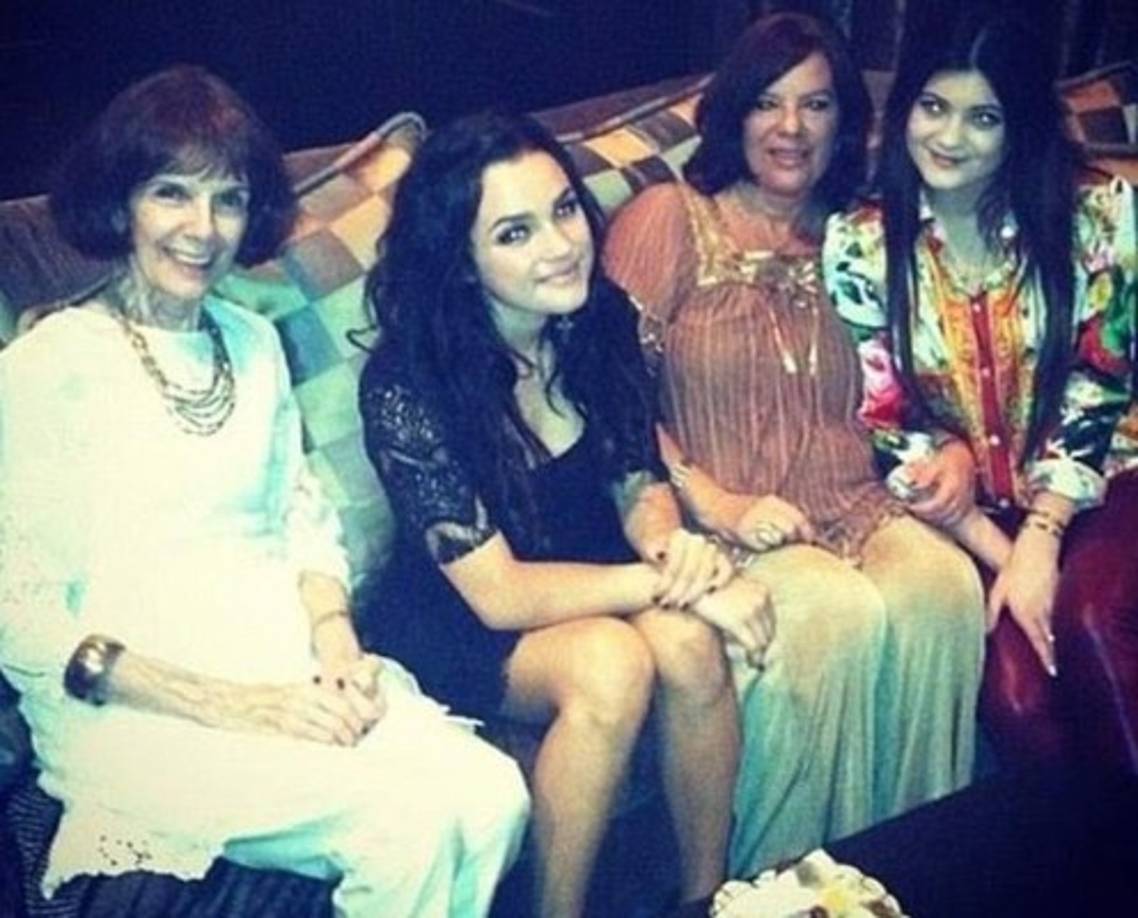 En foto Natalie con su madre Karen, su abuela MJ y su prima Kylie Jenner.<br/><br/>