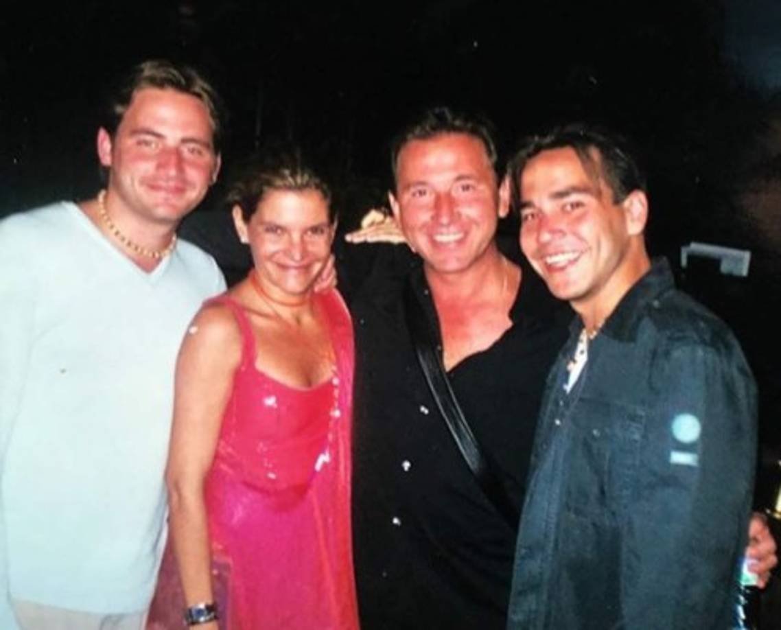 Para la cineasta, su gran reto fue comprometerse con un artista que tenía dos hijos de un matrimonio anterior y que era asediado por las fanáticas en sus conciertos. <br/>