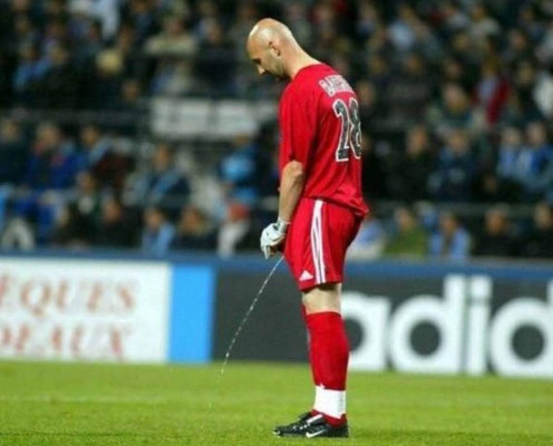 Durante un partido de la Ligue 1 cuando jugaba para el Olympique de Marsella, el Fabien Barthez: El guardameta francés, con un Mundial y una Champions League a sus espaldas, orinó en medio del terreno de juego. Una imagen que dio la vuelta al mundo en su momento.