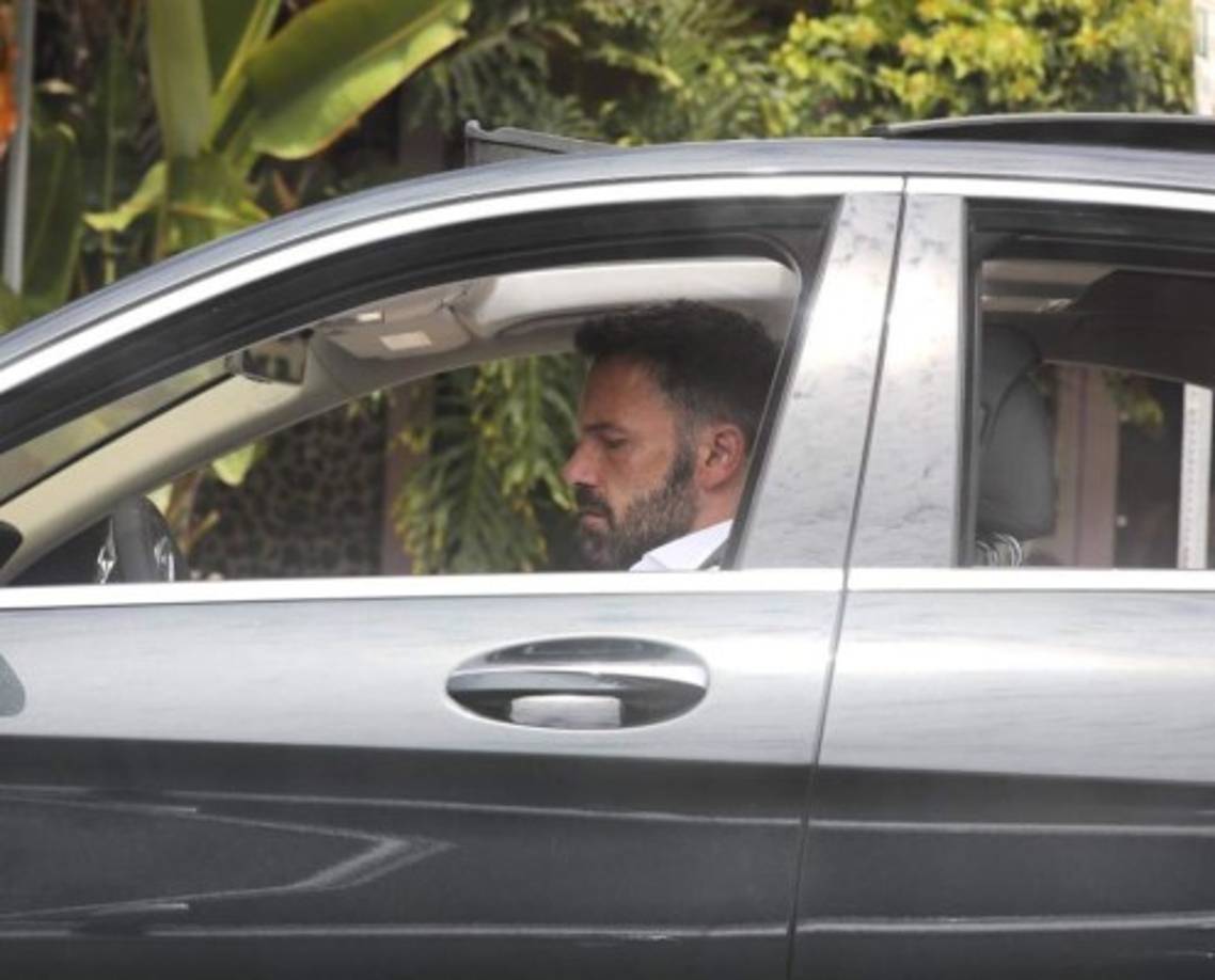 Ben decidió ir a la clínica solo, sin su famosa novia, con quien ha pasado las últimas semanas de vacaciones por Europa.