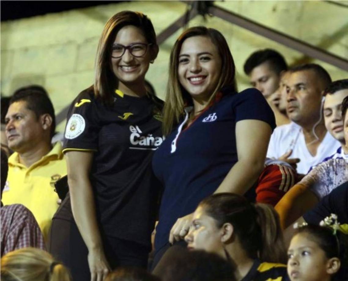 Dos aficionadas en las gradas del estadio Humberto Micheletti durante el juego Honduras Progreso-Real España.