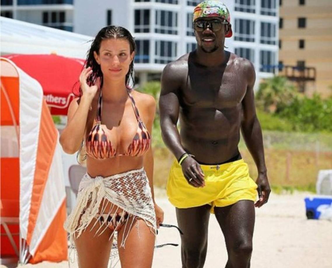 El lateral derecho Bacary Sagna sale con esta bella modelo de nombre Ludivine.