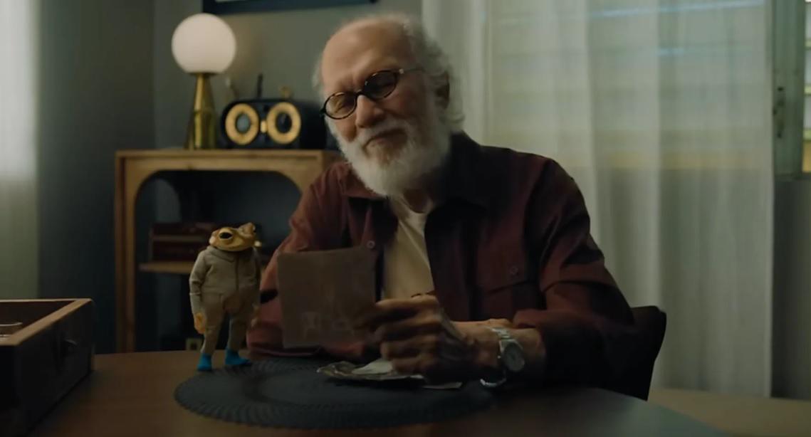 Acompañado de su fiel compañero, Concho (una rana), Jacobo Morales recuerda con nostalgia un Puerto Rico pasado que en parte ya ha desaparecido.