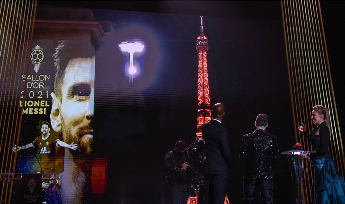 A Messi también lo sorprendieron con la iluminación de la Torre Eiffel para él.