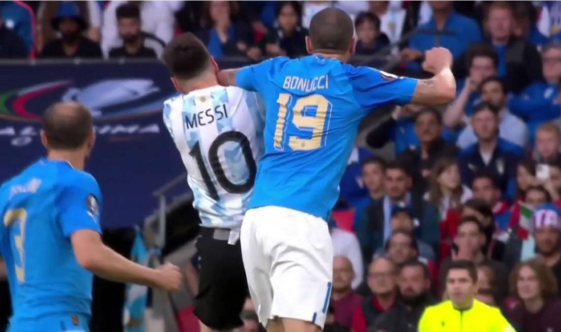 El terrible codazo que le dio Leonardo Bonucci y que debió haber sido sancionado con tarjeta roja en la Finalissima. 