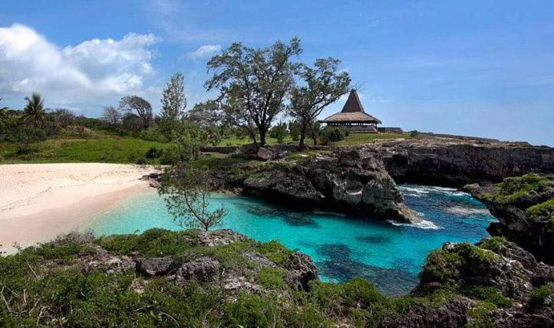 21. Sumba, Indonesia: Con millones de turistas que comen, rezan y adoran recorrer Bali cada año, se ha vuelto cada vez más difícil encontrar una playa tranquila o una cascada sin un grupo de viajeros felices cerca. Si lo que busca es un viaje post-pandémico de tranquilidad y naturaleza salvaje este es el destino.