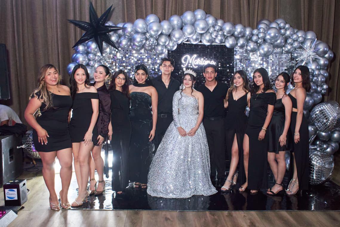 Mariana Lara festeja sus quince años con inolvidable fiesta con temática disco