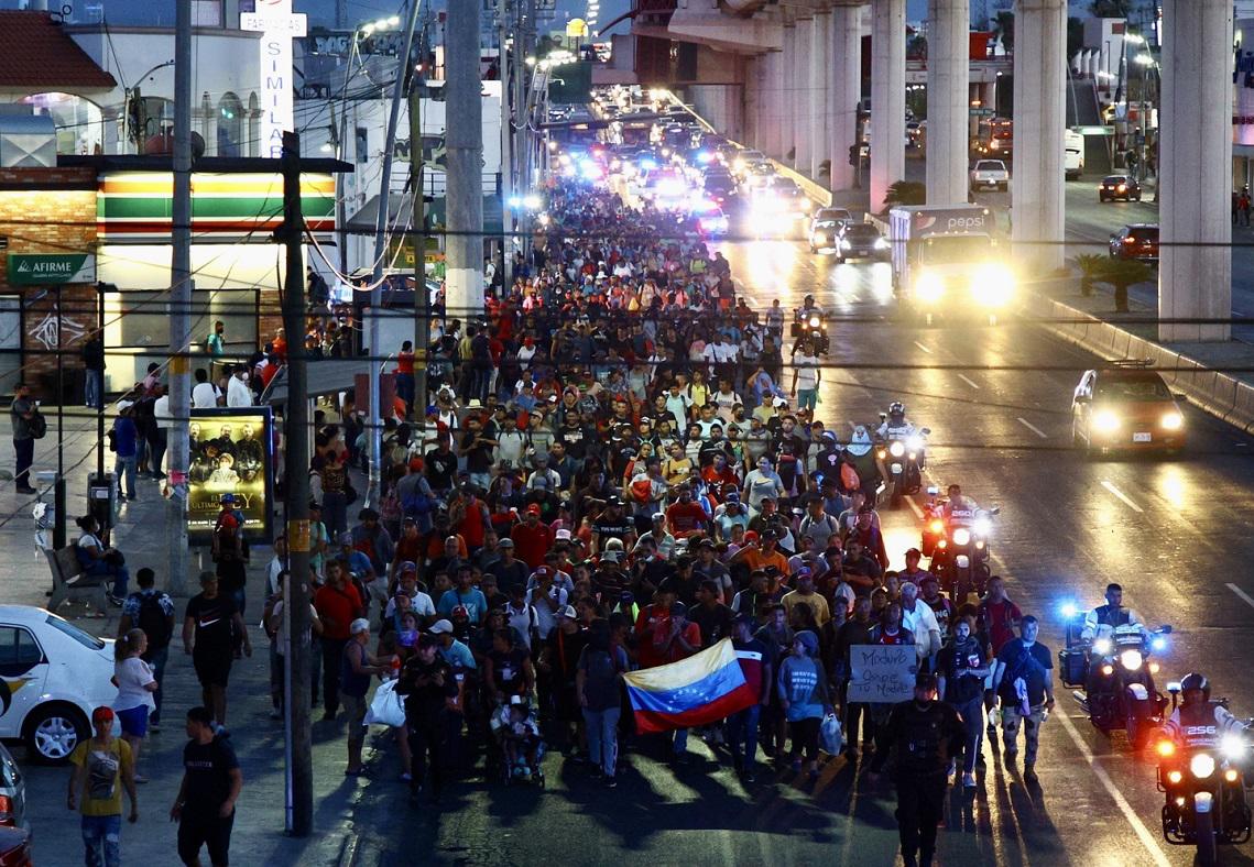 Parten migrantes en caravana desde Monterrey hacia frontera sur de EEUU