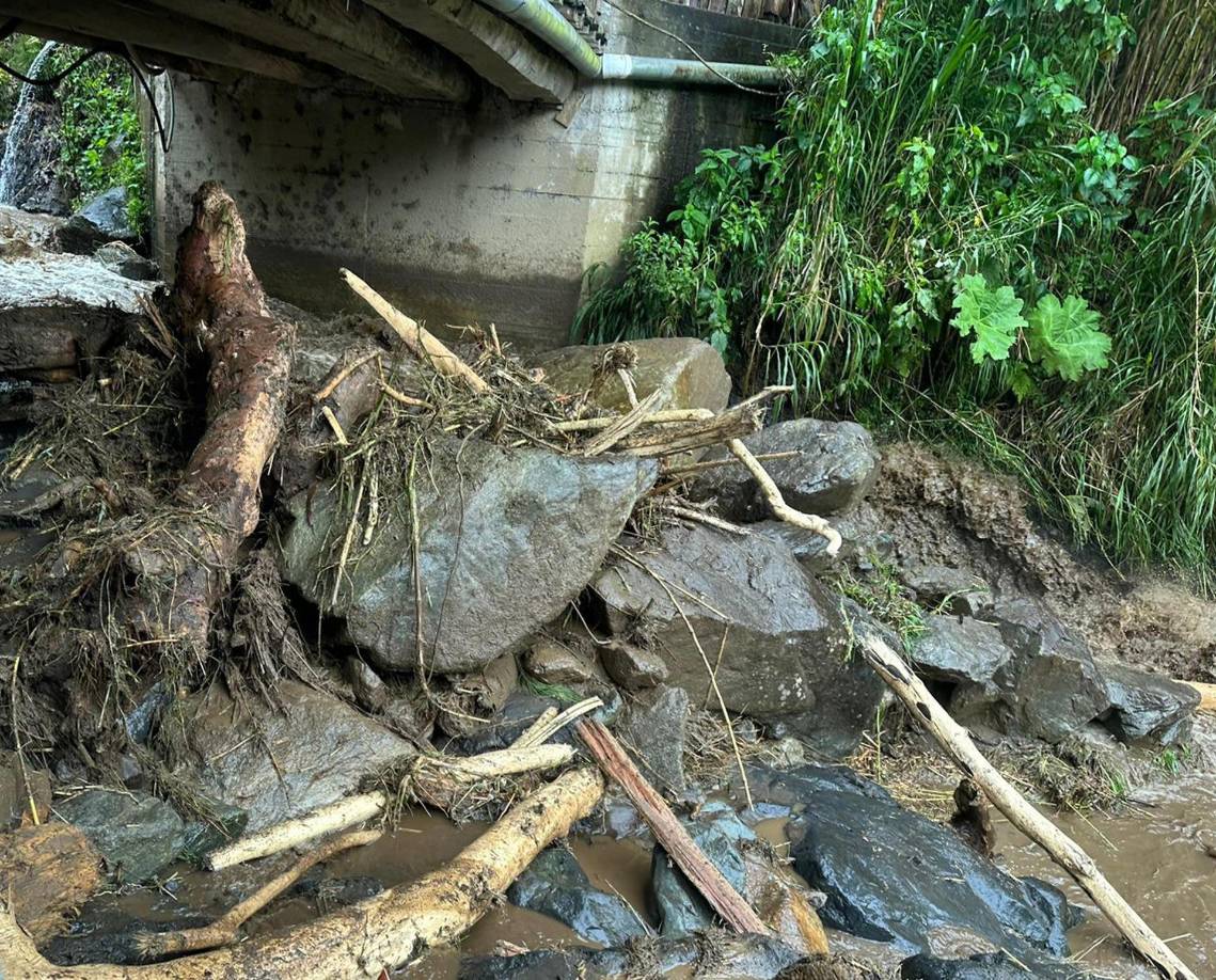 “Existe probabilidad alta de ocurrencia de deslizamientos y caídas de rocas, afectando caminos y carreteras en la zona montañosa norte”, así como en las cordilleras y zonas volcánicas del centro, oriente y occidente del país. 