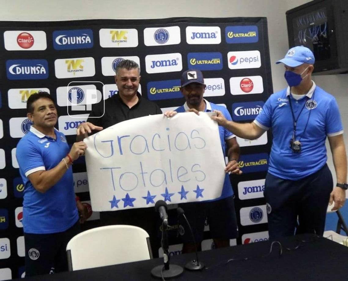 “Gracias totales”, fue el último mensaje de Diego Vázquez como entrenador del Motagua, mostrando esta pancarta.