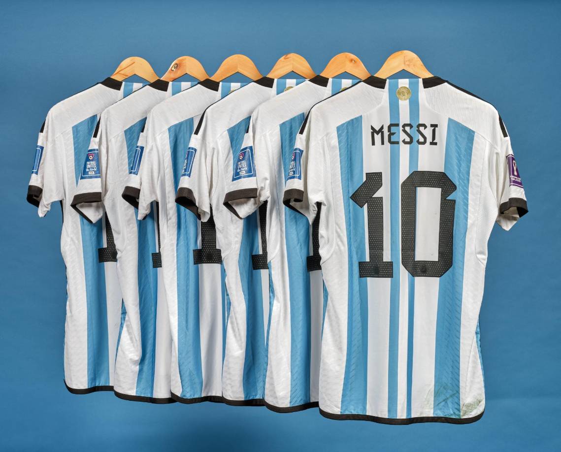 Seis camisetas llevadas por el futbolista argentino Lionel Messi en el Mundial de Qatar 2022 fueron vendidas este jueves en la casa de subastas neoyorquina Sotheby’s por siete millones ochocientos tres mil dólares.