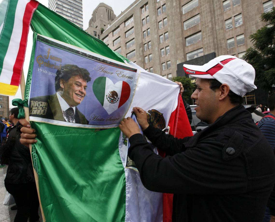 De igual forma, en la página oficial del cantautor (soyjuangabriel_) fueron colgadas una galería de imágenes para recordad la importante fecha con una de sus recordadas frases y un sentido mensaje:<b> “’Antes de ser Juan Gabriel soy un hombre agradecido’. Hoy celebramos al que lo dio todo. Feliz cumpleaños hasta el cielo”</b>. En el carrusel destaca una postal junto a sus hijos.