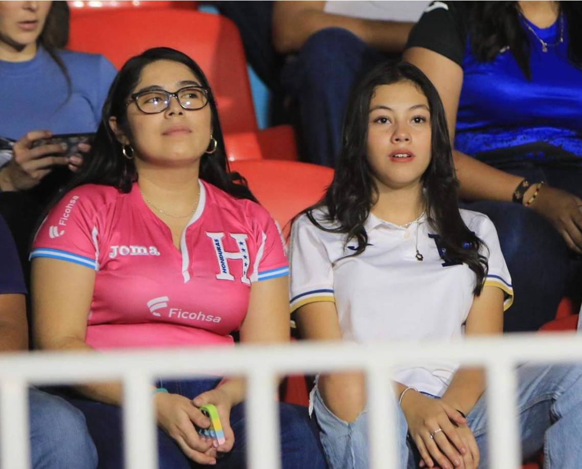 Periodistas y novia de seleccionado: las bellezas del Honduras-Granada