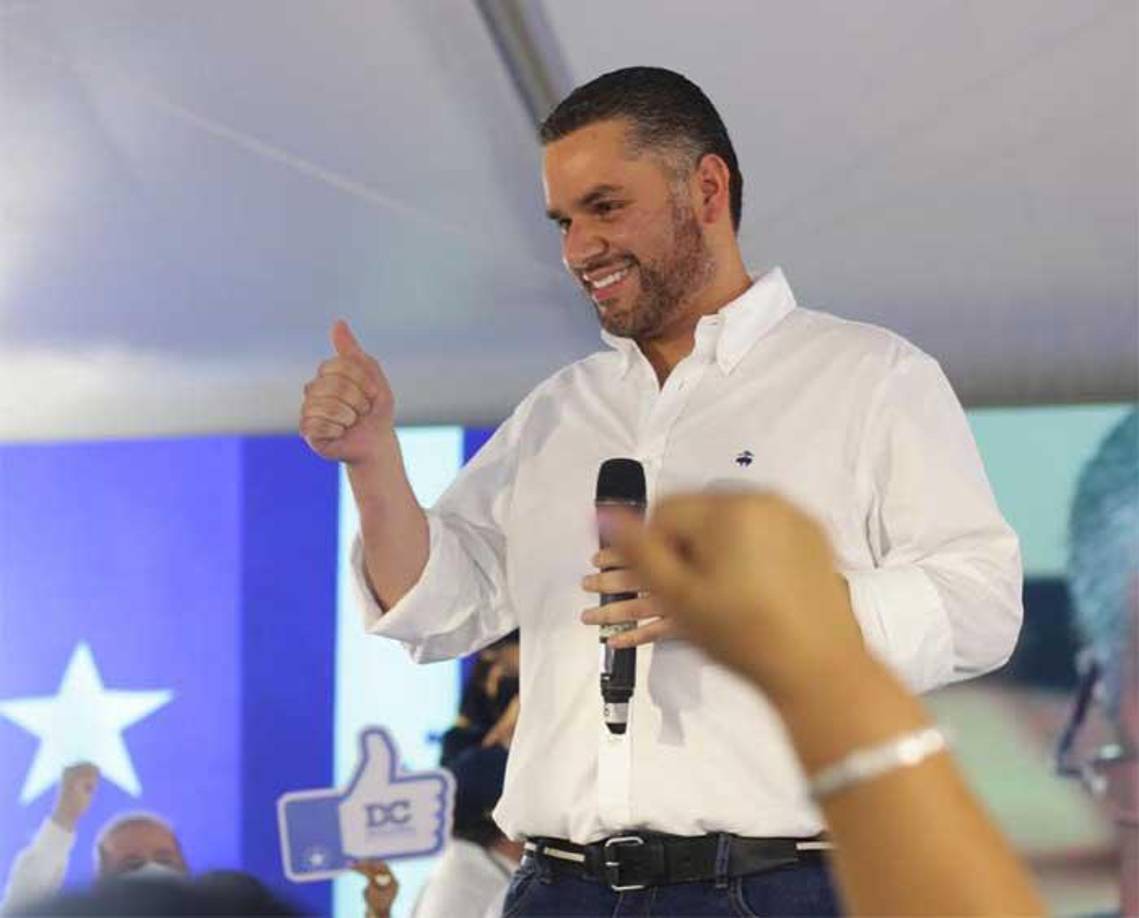 Relató que el político hondureño dejó toda su documentación abandonada en Palmerola. 