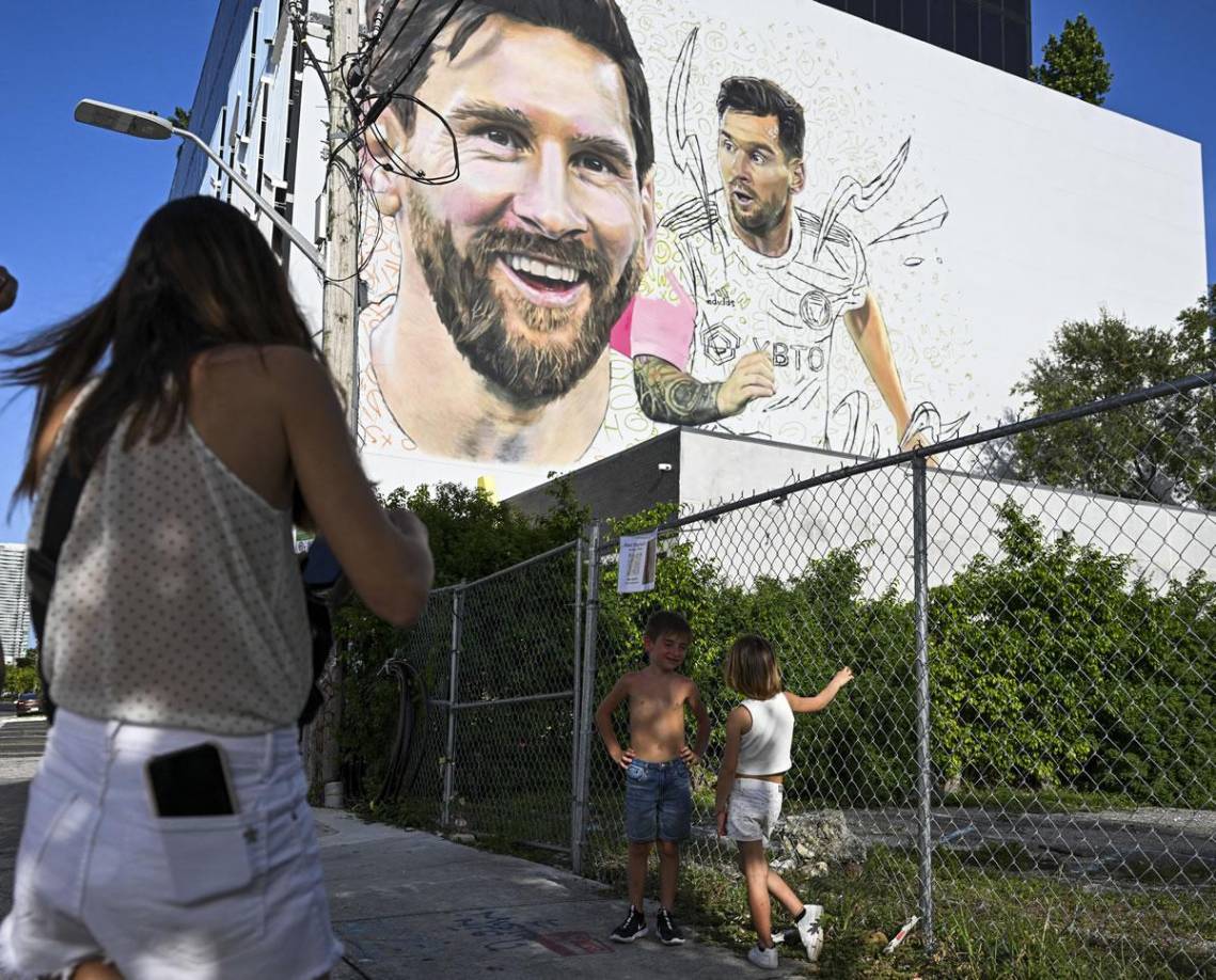 “Pinté un Messi grande en Albania y, cuando yo estaba allí, se confirmó que Messi venía aquí”, recuerda Bagnasco. “Entonces mucha gente que me conocía me dijo: ‘ahora tenés que pintarlo en Miami’”.