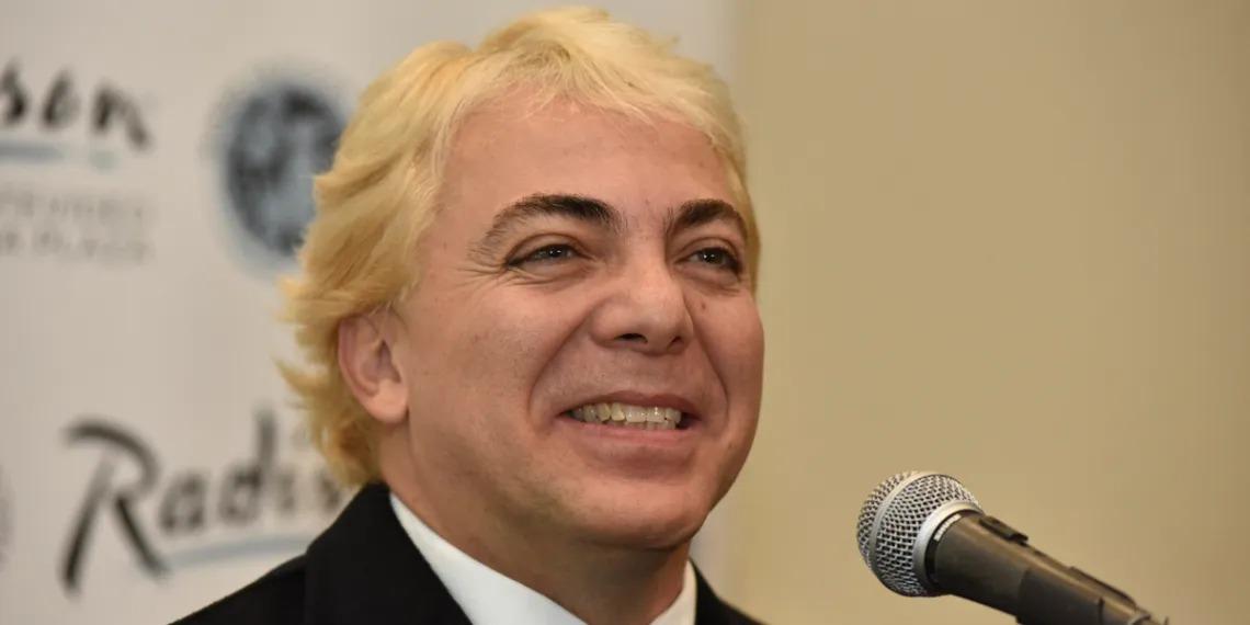 Cristian Castro termina el bachillerato y va por la universidad