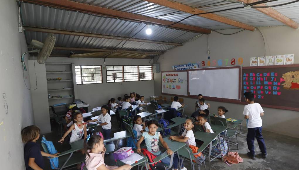 En el sector de los bajos de Choloma, las escuelas solicitan pupitres, ya que el mobiliario fue destruido con las tormentas Eta e Iota.