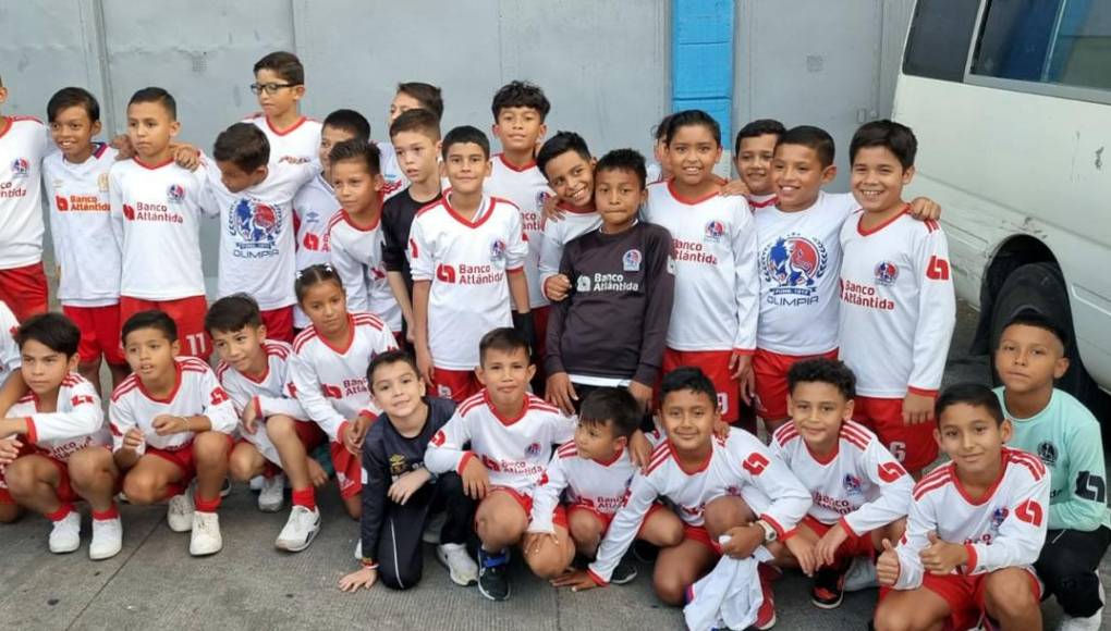 Los niños de la Sub-10 del Olimpia asistieron al estadio Nacional Chelato Uclés para apoyar al primer equipo.