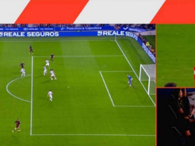 La acción fue revisada con ayuda del VAR.