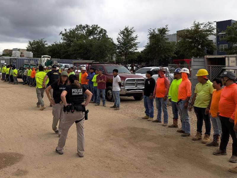 Decenas de migrantes detenidos durante una redada en un sitio de construcción en Florida.