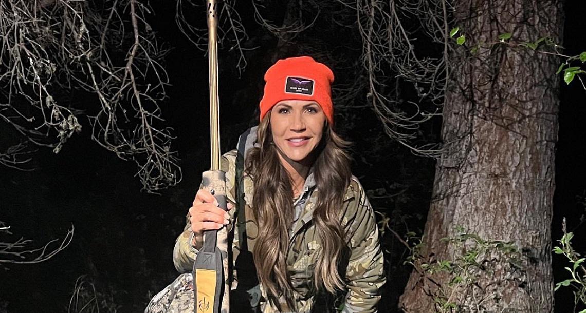 Una gobernadora aliada de Trump reconoce haber matado a su perra por “indomable”