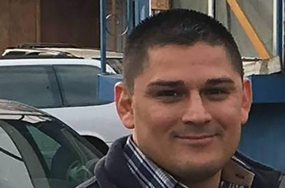 Latino mata a su exesposa y huye con su hijo en Estados Unidos