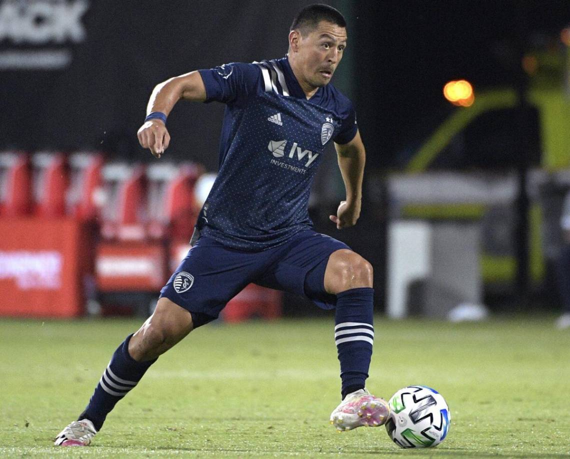 El centrocampista hondureño de 37 años de edad sigue activo jugando en la MLS con el Sporting Kansas City.