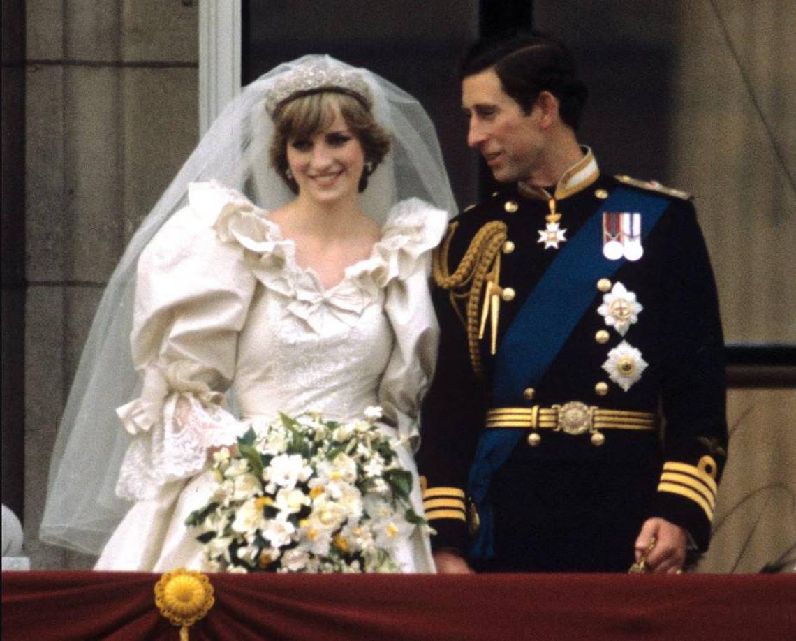 Los médicos de la familia real extrajeron óvulos de Diana para fertilizarlos con el semen de Carlos. Sin embargo, uno de los óvulos habría sido robado por un doctor y lo implantaría en su esposa. La fuente habría señalado: “En teoría, se debía destruir el óvulo, pero un médico lo sustrajo y en secreto lo implantó en su esposa”.