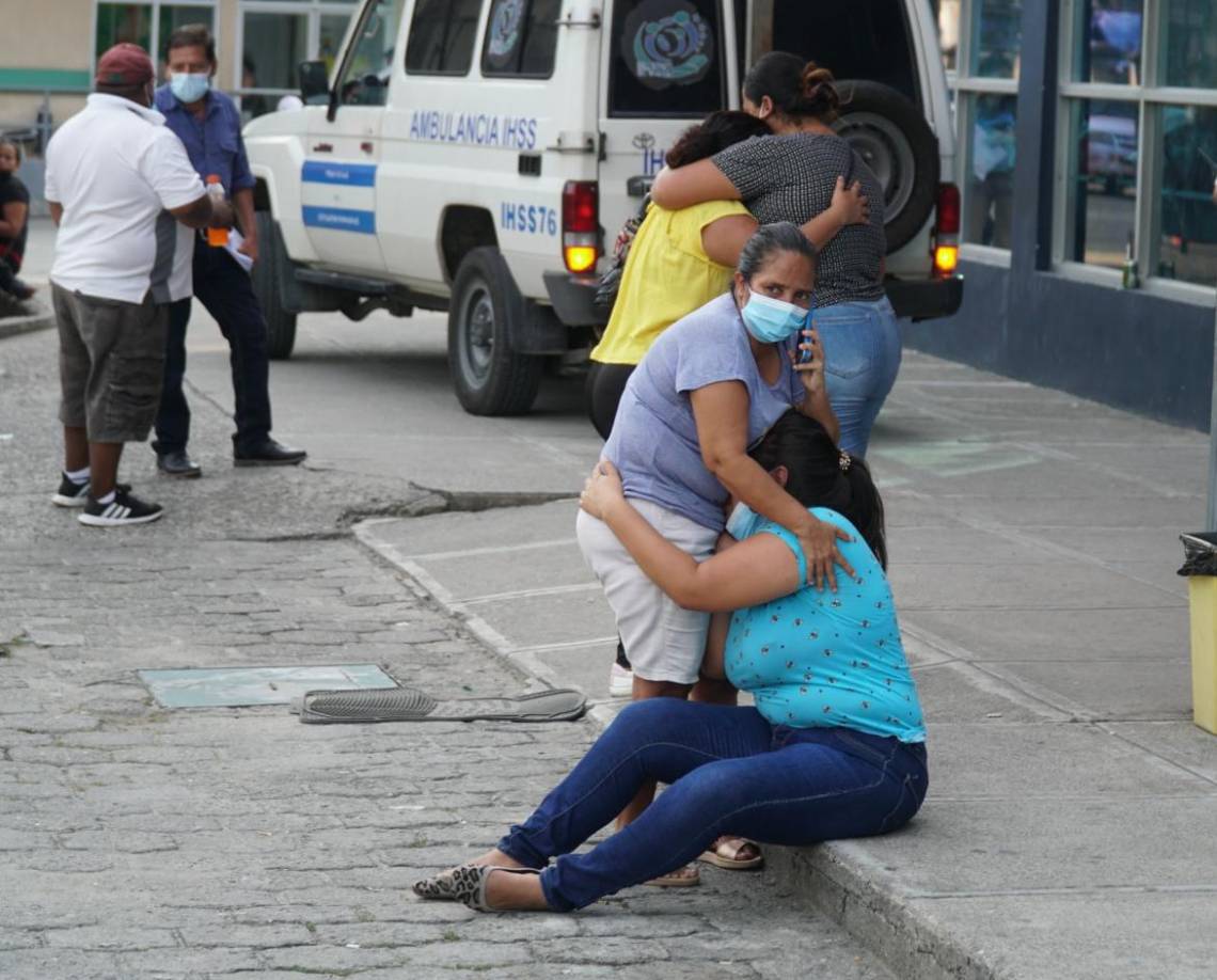 Sus familiares se hicieron presentes al sanatorio luego de conocer la trágica noticia.