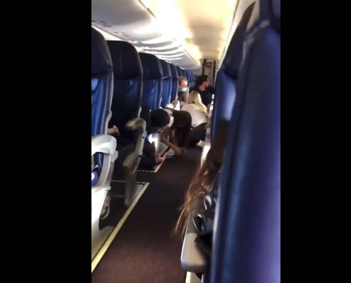 Algunas de las escenas más dramáticas se vivieron en el aeropuerto, donde un avión comercial recibió un impacto de bala momentos antes de despegar y los pasajeros debieron tirarse al suelo para ponerse a salvo. 