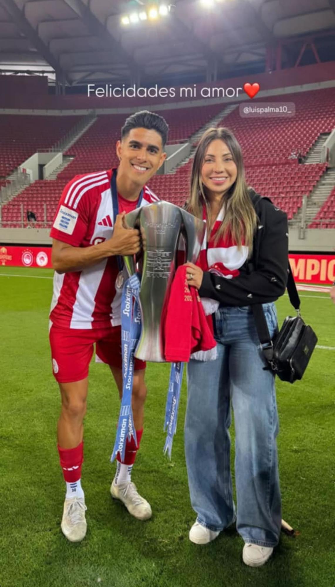 Luis Palma festeja el título de Olympiacos: su esposa Annie Córdova y gran sorpresa