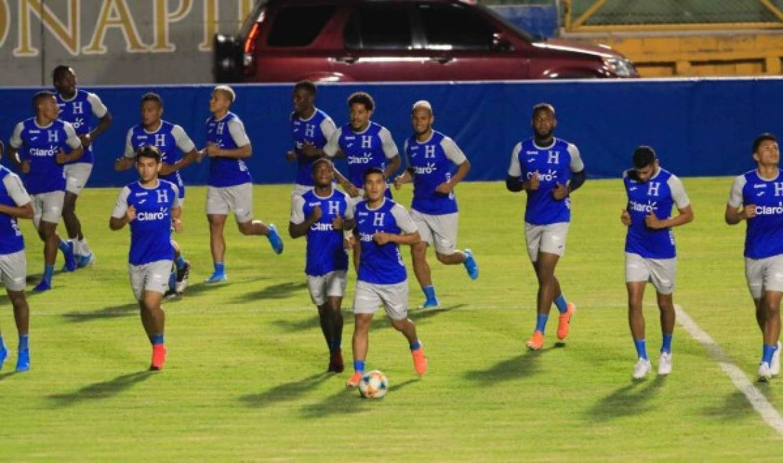 La selección de Honduras se completó la noche este martes de cara a los amistosos que sostendrá ante Puerto Rico y Chile. En la práctica de la Bicolor se vieron caras nuevas y un gran ambiente bajo la orden de Fabián Coito.