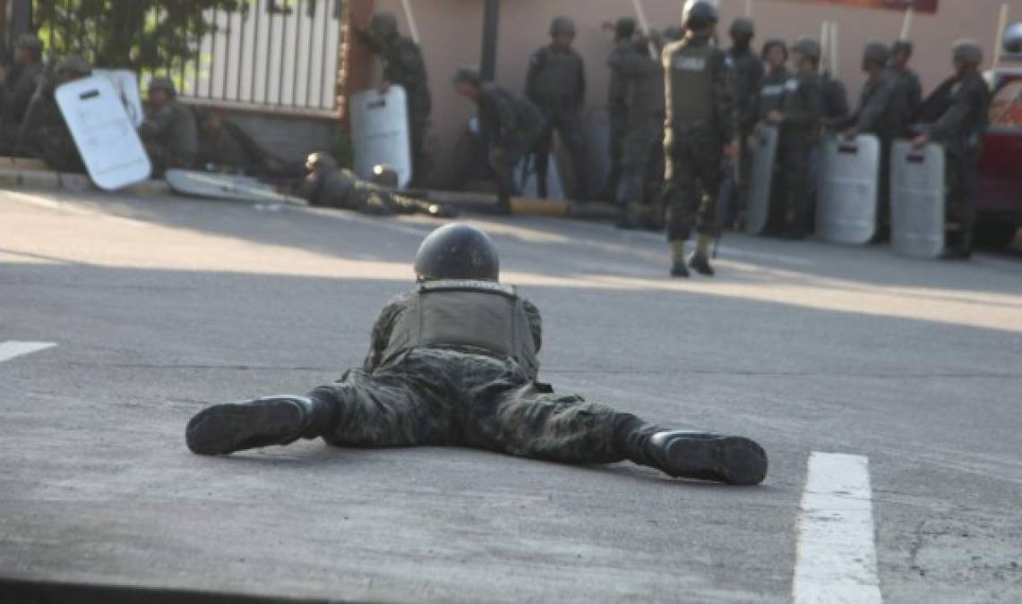 Desde las afueras del centro penal, los policías militares se apostaron para repeler el fuego cruzado.