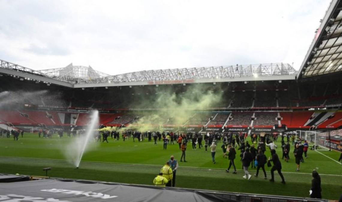 Es la segunda protesta de este estilo en contra de los Glazer, después de que hace unos días se personaran en el campo de entrenamiento y Ole Gunnar Solskjaer tuviera que disuadirlos para que abandonaran las instalaciones.