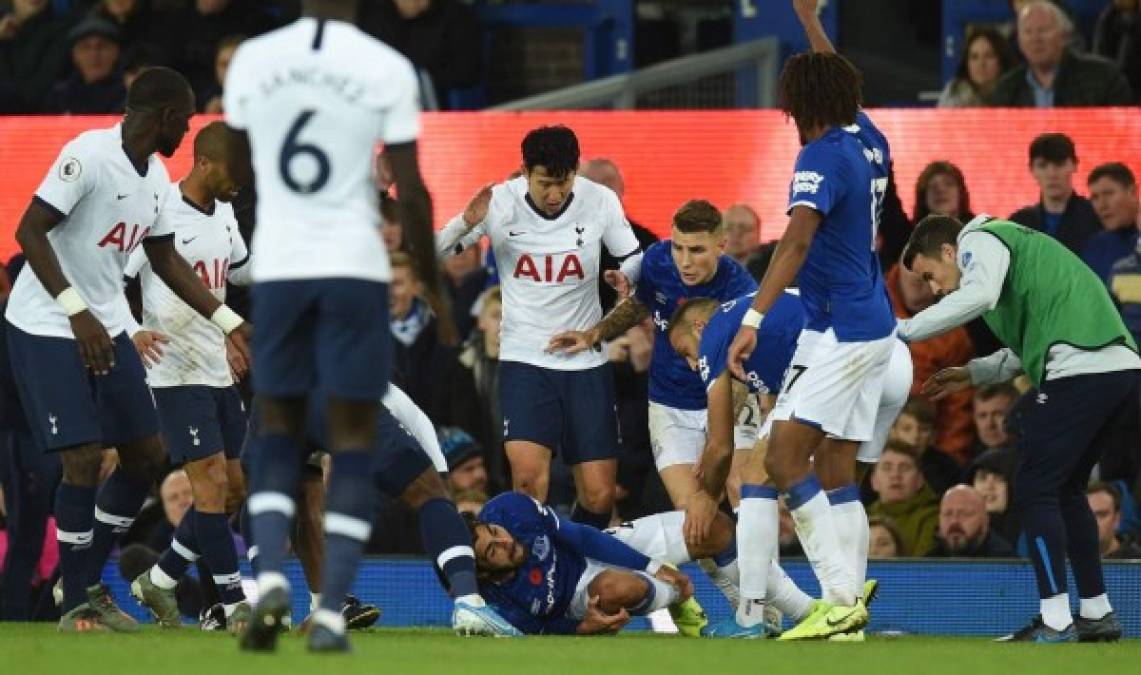 André Gomes conducía la pelota por la banda izquierda, en el minuto 78 del encuentro, cuando Son se lanzó al suelo para frenarle y provocó la grave lesión al jugador del Everton.