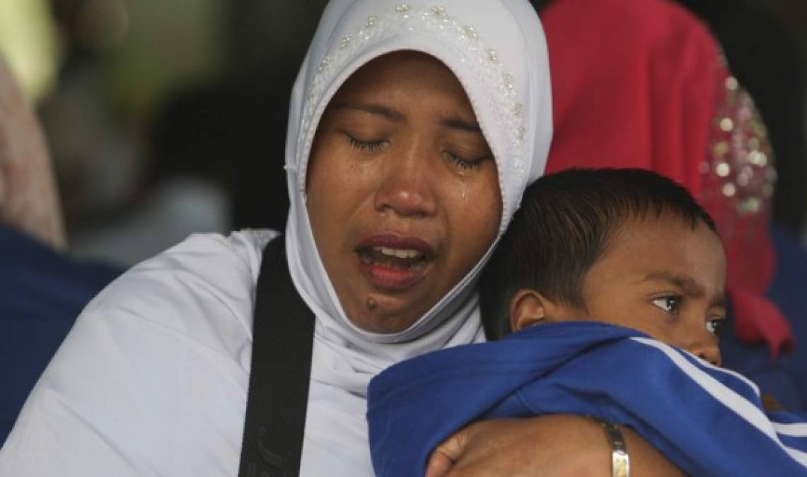 Los sobrevivientes y los familiares de las víctimas del tsunami del 26 de diciembre 2004 rezan en una fosa común en Banda Aceh.