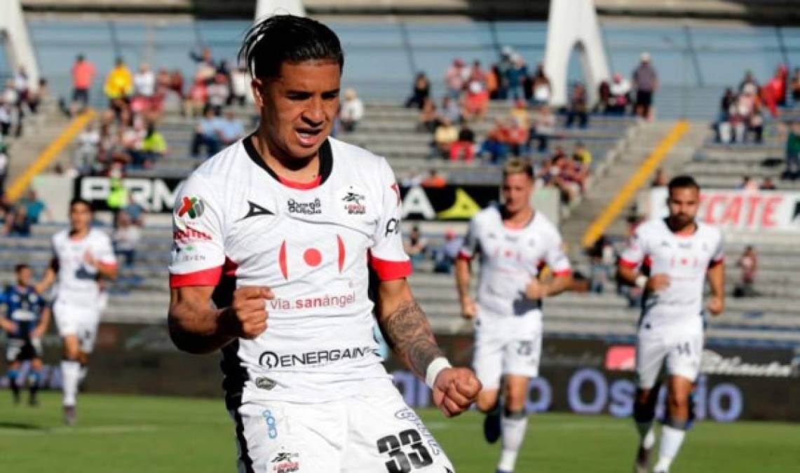 Michaell Chirinos sigue sin resolver su futuro futbolístico y se mantiene entrenando con el Olimpia. Habló con el entrenador Pedro Troglio: 'Yo le dije que mi prioridad es estar en el extranjero, pero tampoco renuncio a Olimpia'. 'Lo hablé con mi representante hace un par de días, la próxima semana ya debería de saber si me voy o me quedo en Olimpia. El extremo catracho fue muy claro sobre el club blanco: 'La opción de quedarme es que me mejoren el contrato'.