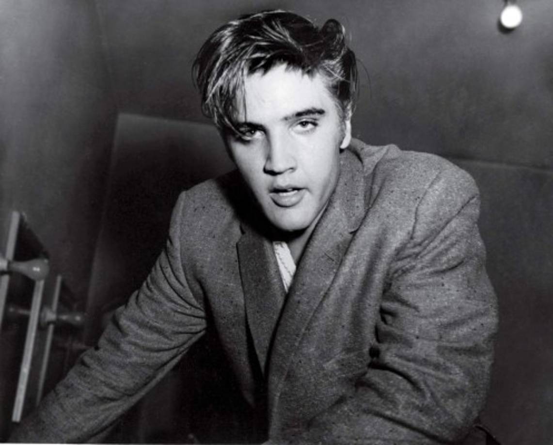 'Elvis era un hombre enfermo que escondía gran parte de su debilidad para llenar las salas de conciertos y mantener a su familia. Al examinar sus defectos y problemas de salud, tal vez podamos comenzar a ver su humanidad nuevamente ', dijo al diario The Observer.<br/>